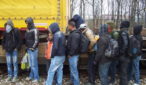 Трговци људима вребају из околине